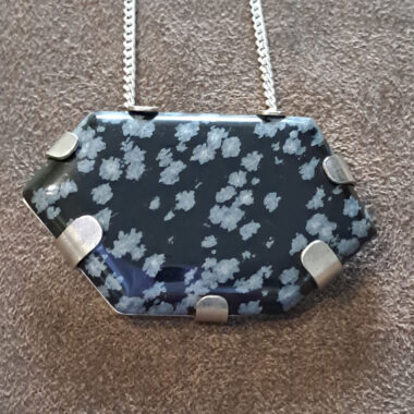 Sneeuwvlok-obsidiaanhanger aan ketting