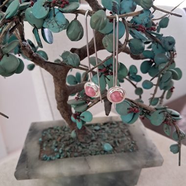 Alternative view of Oorhangers met rhodochrosiet